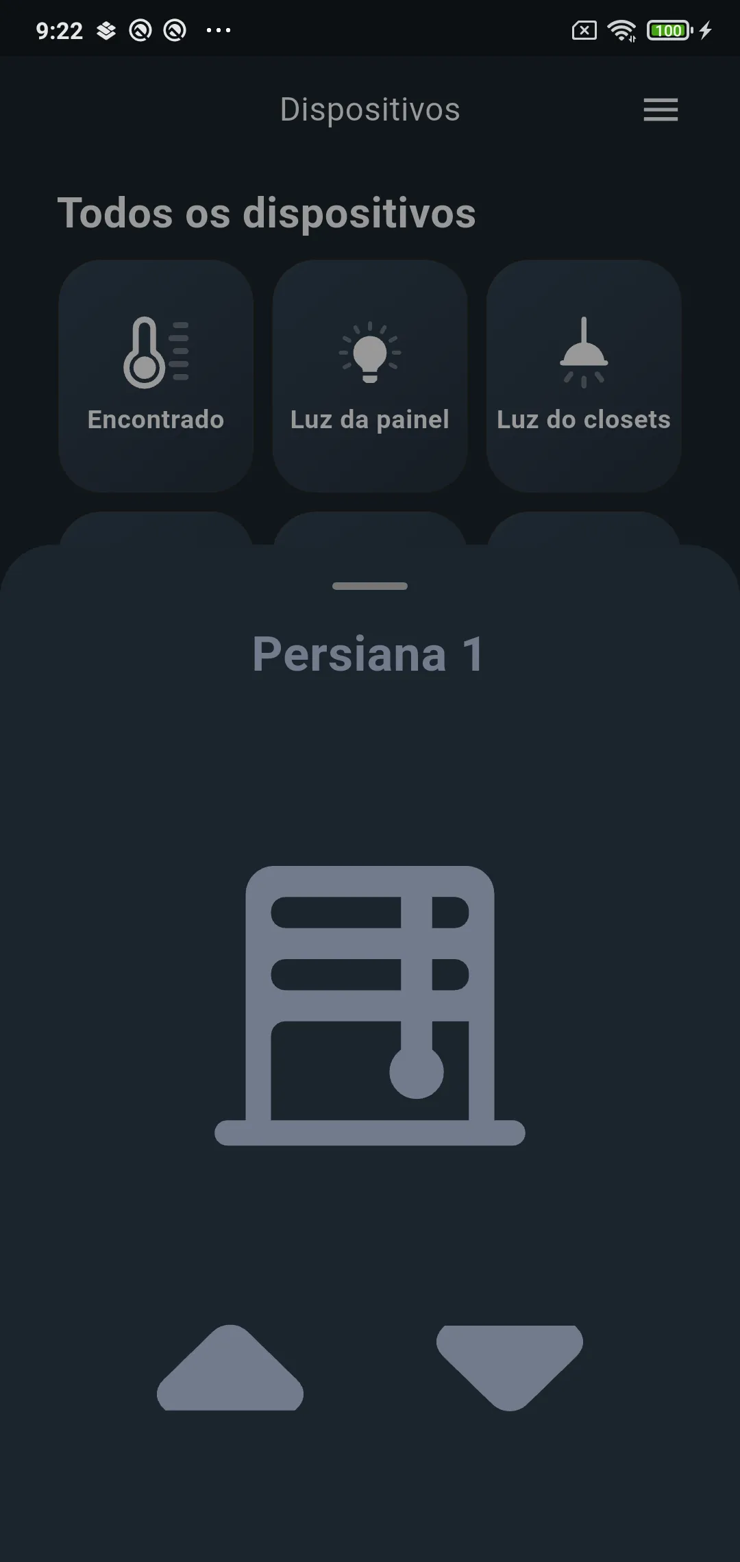 Controle da Persiana 1 aberto na parte de baixo da tela, com o nome da persiana e as setas para cima e para baixo