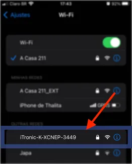 Lista de redes Wi-Fi do celular com a rede do equipamento destacada