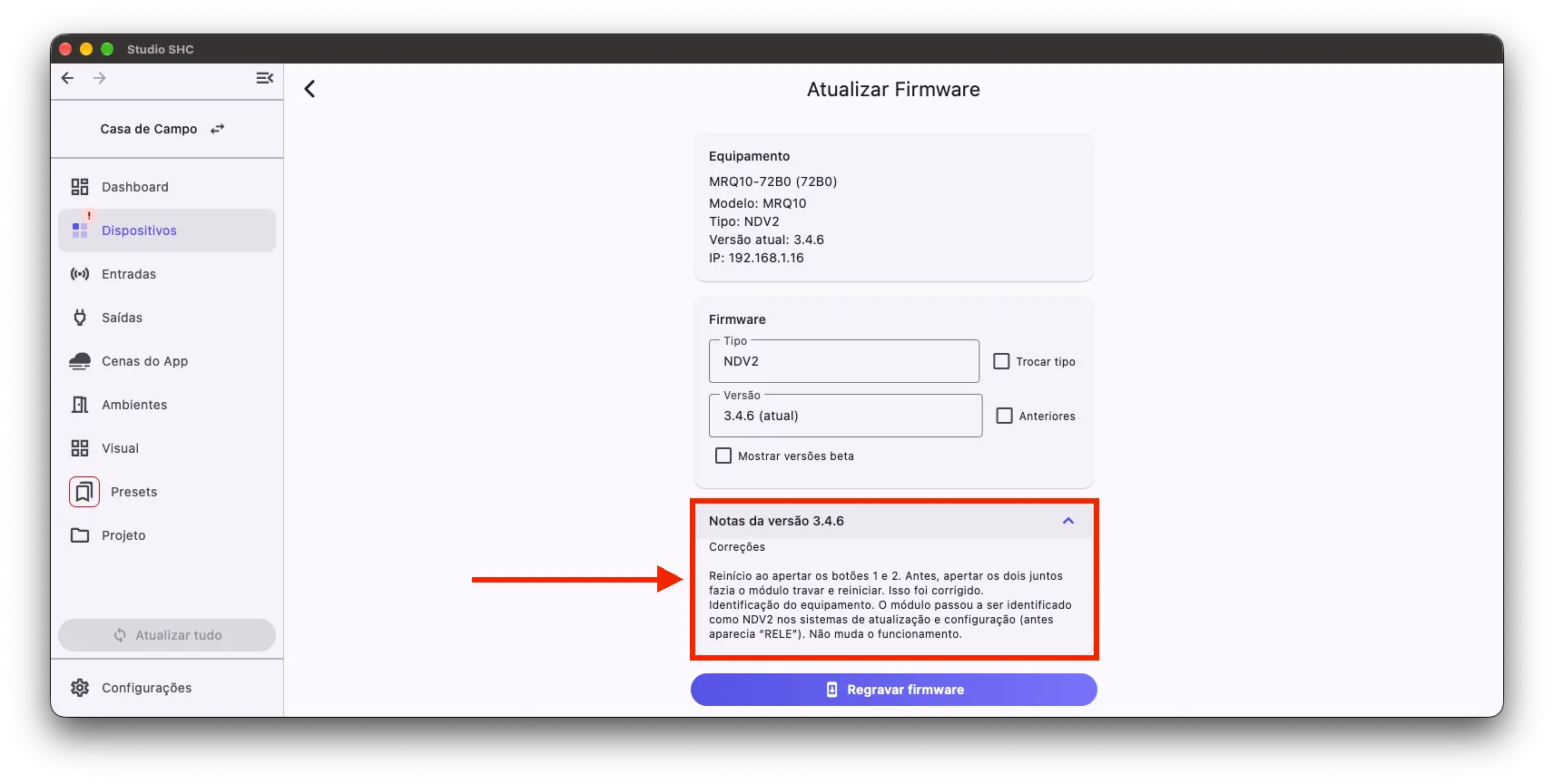 Tela Atualizar Firmware com o quadro Notas da versão 3.4.6 aberto, listando as correções da versão, logo acima do botão Regravar firmware